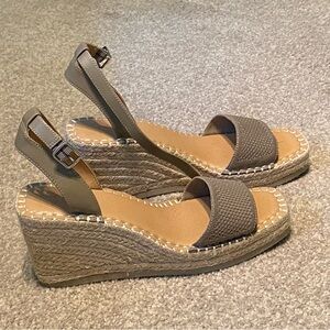 WORN ONCE Crown Vintage Tan Woven Platform Wedge Espadrilles Size 8.5